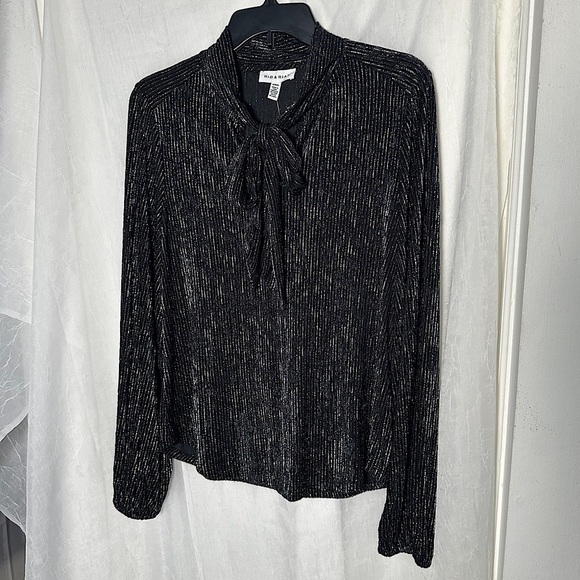 3/$20 💥 Long Sleeve Keyhole Bow Mock Neck Black & Silver Shimmery Blouse NWT - Picture 17 of 17